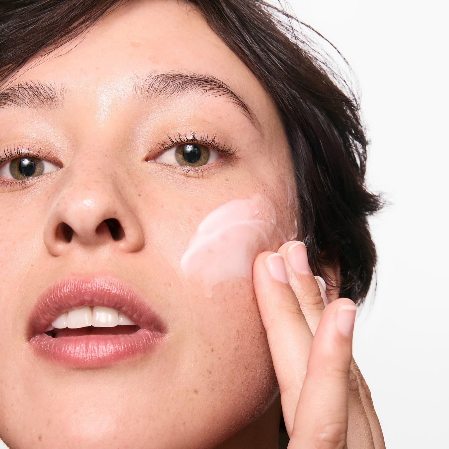 hydrating-cleanser-and-oil-free-moisturizer-duo-v0 01_LYDIA_12_APPLICATION_OMEGA_SUPERSIZE_036_1_8483aad9-c9a3-46f0-b735-539c739306ac.jpg