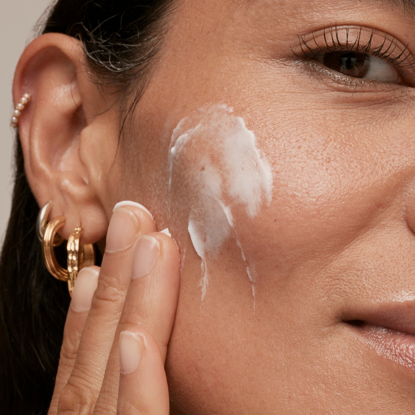simple-skincare-cleanser-and-ceramide-moisturizer-duo-t7 INKEY_DTC_Bio-ActiveCeramide_Ppage_Model_02_dd0fc443-e441-4e82-ac65-ebe93c1b6365_1.jpg