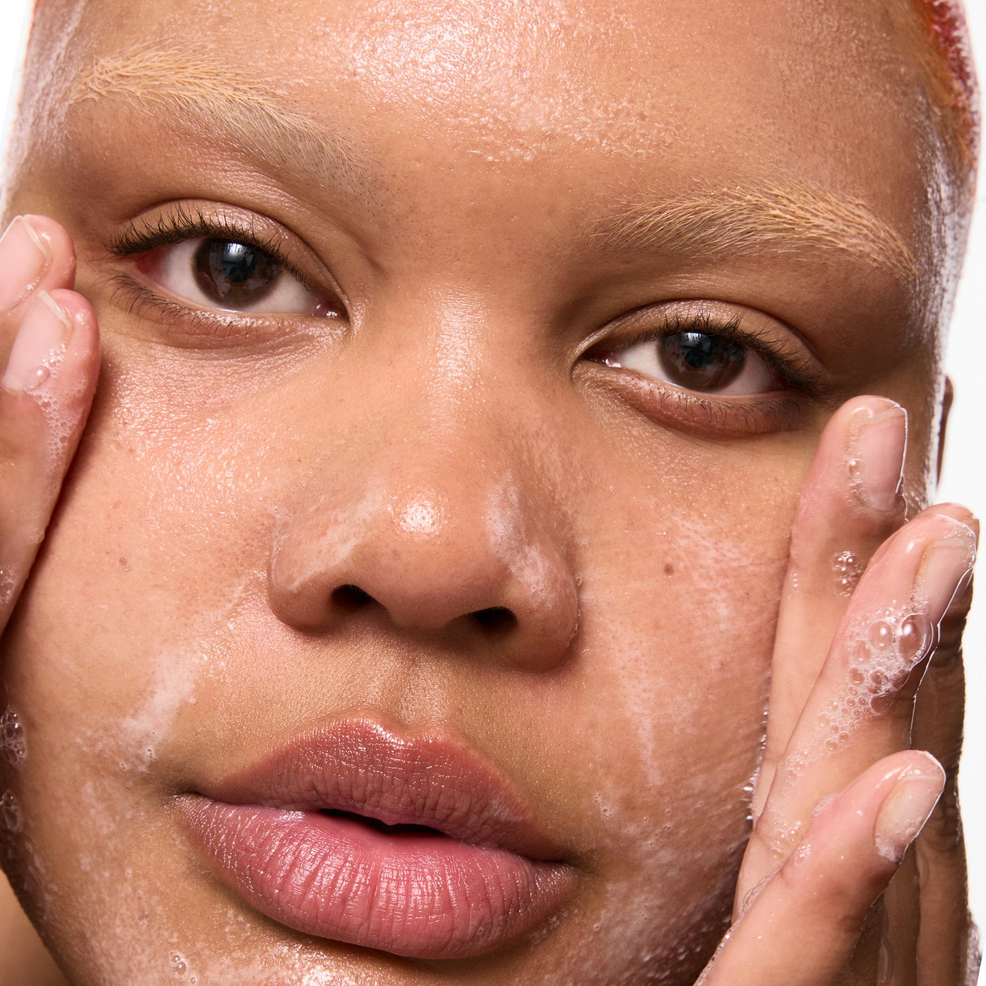 salicylic-acid-cleanser-150ml-i3 Omega50_Model_2000x2000-1_ce0a3018-d6f0-4ed9-a17d-0096b80b29f6.jpg